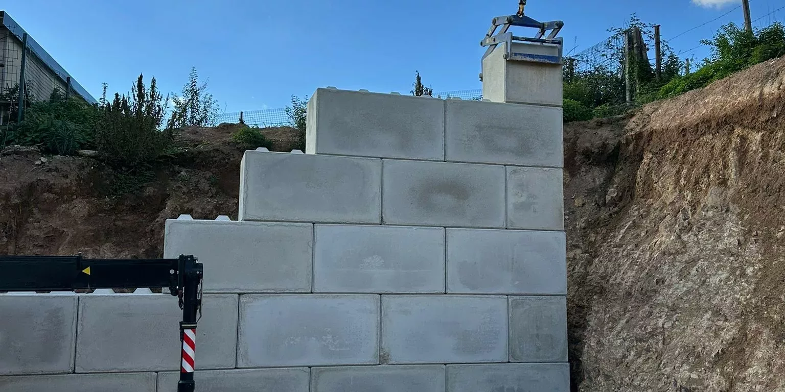mur de soutènement, TETRA BLOC, bloc béton, béton bloc, béton block, camion grue