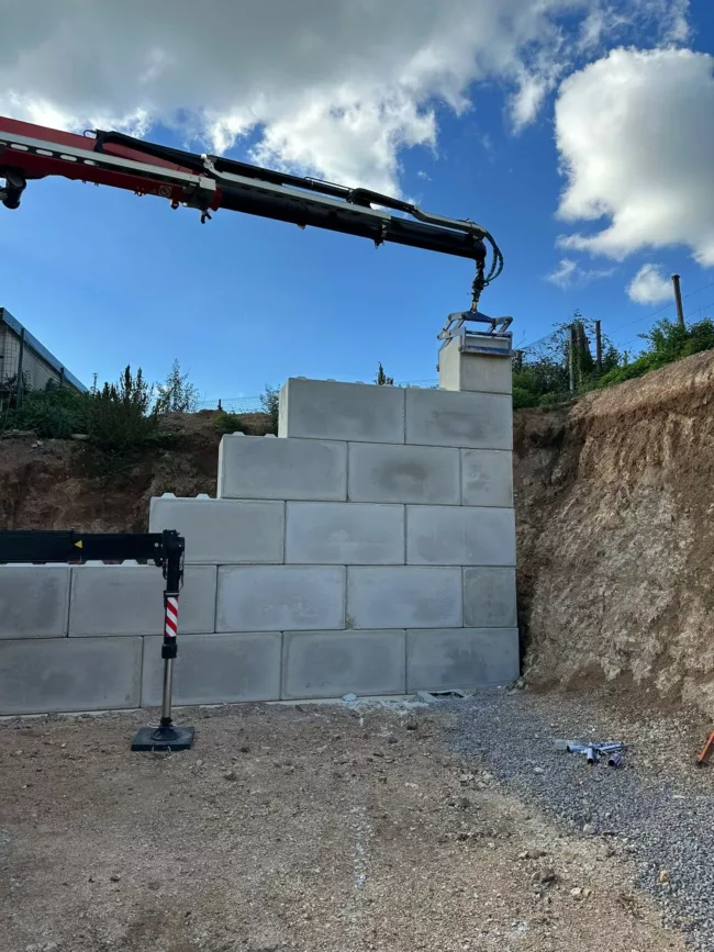 mur de soutènement, TETRA BLOC, bloc béton, béton bloc, béton block, camion grue